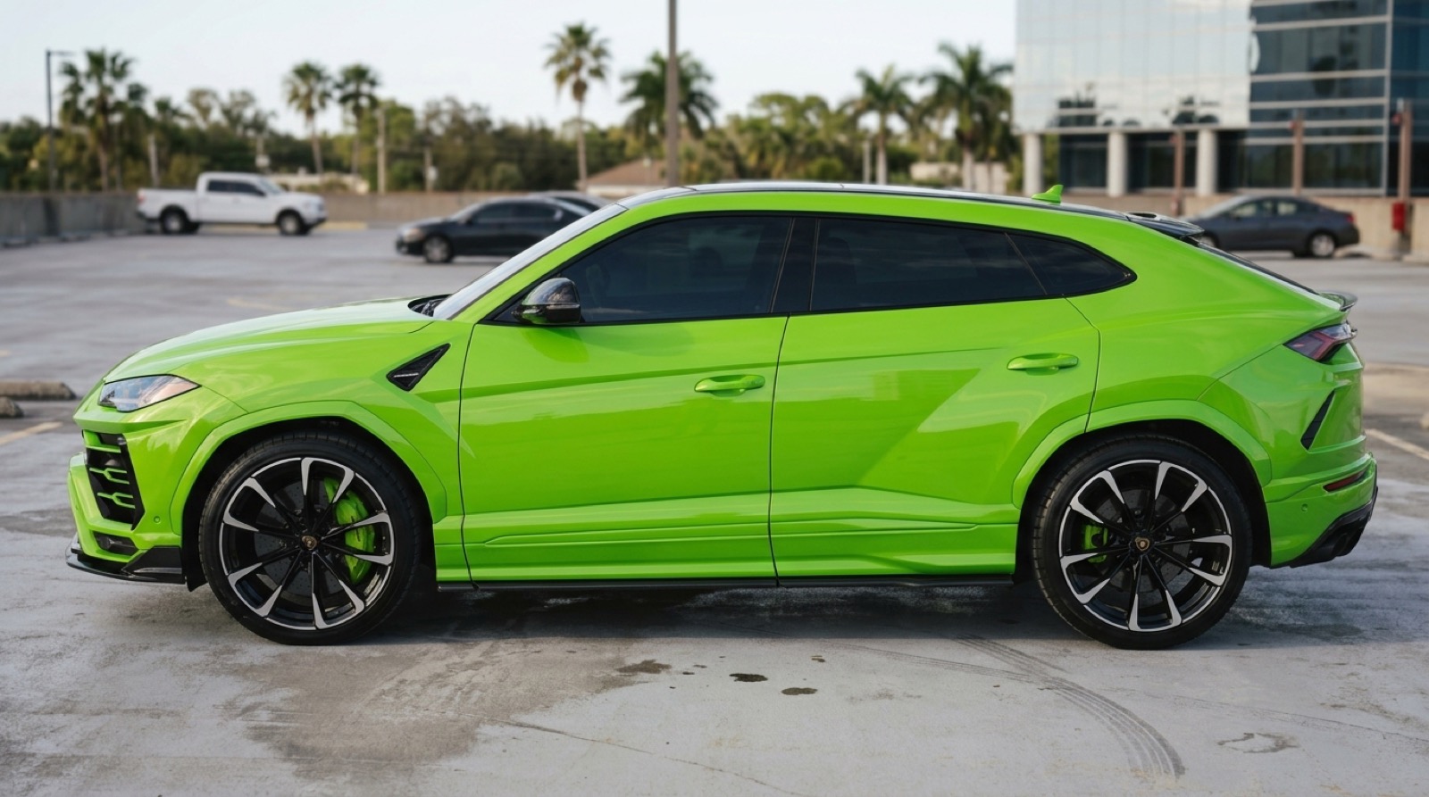 Lamborghini Urus thumbnail 3